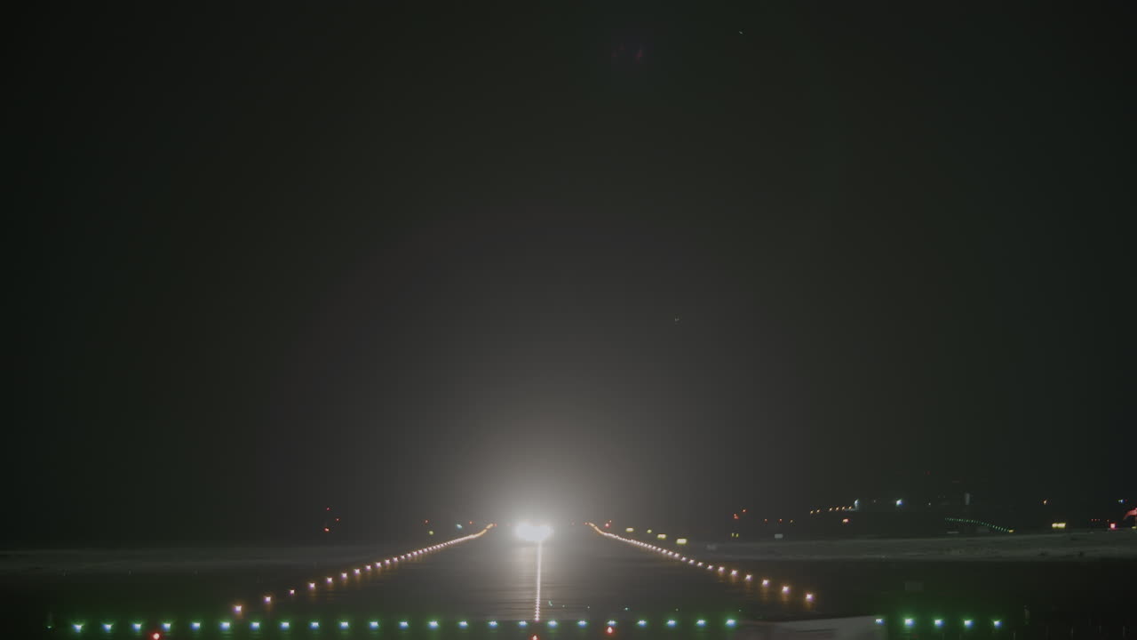 faros brillantes de un avión que está despegando