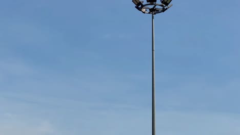 Ein-Einzelner-LED-Scheinwerfer-Aus-Nächster-Nähe-In-Einem-Stadion-Bei-Blauem-Himmel