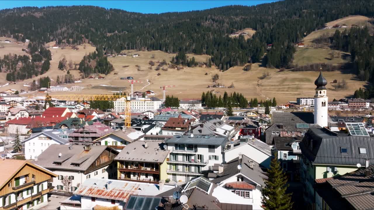 vista aérea de la ciudad alpina de san candido en italia.