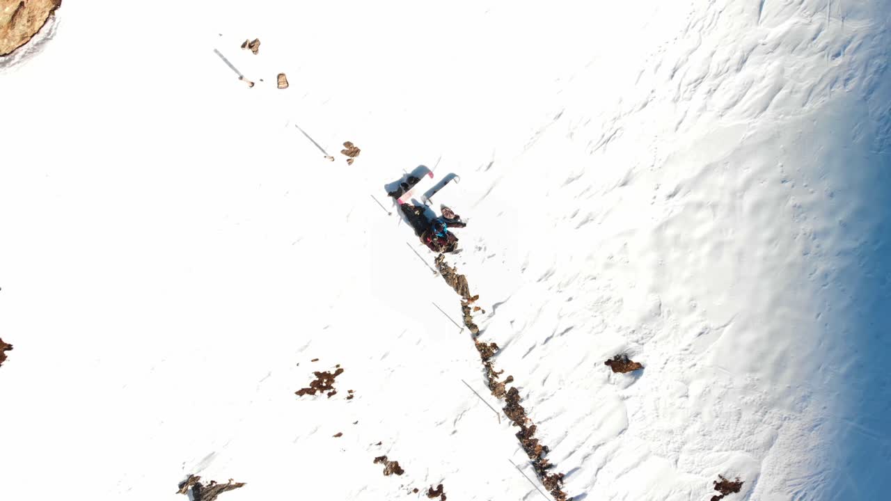 hochzillertal - austria antenas de las montañas y líneas de esquí con cielos azules en un día soleado