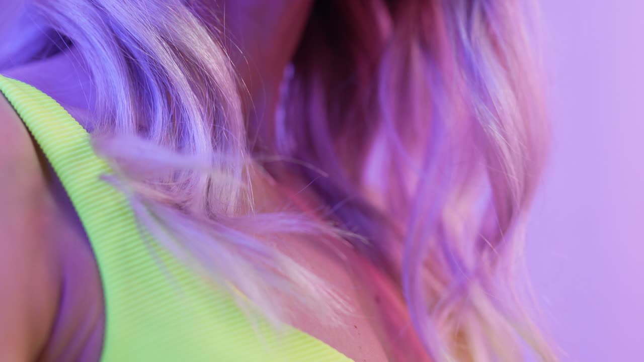 modelo de mujer joven sexy de primer plano con traje de baño amarillo en un entorno de iluminación rgb vibrante