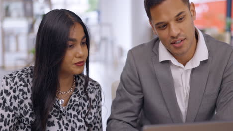 entrenamiento, computadoras portátiles y gente de negocios