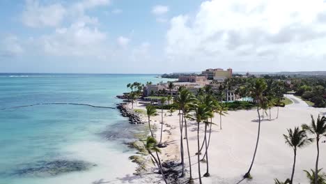 Vista-Superior-De-La-Playa-De-Punta-Cana-En-La-Orilla-Del-Mar-Azul