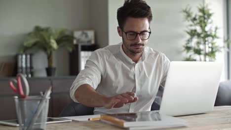 Hombre-De-Negocios-Que-Trabaja-Con-Una-Computadora-Portátil-En-La-Oficina-En-Casa