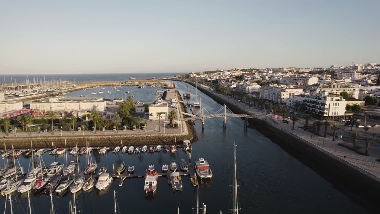 Marina di Lagos e foce del fiume Bensafrim.