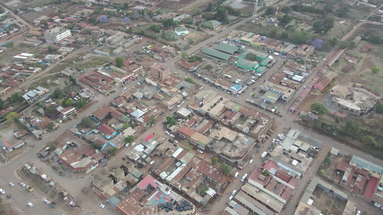 Alta densità di popolazione in un mercato africano durante la pandemia.