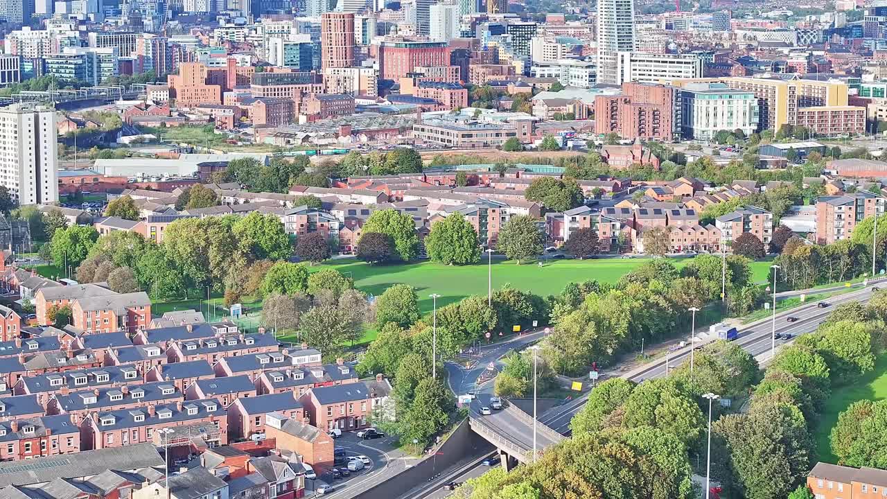 밀집된 동네의 배경에 있는 리즈 센터의 고층 스카이라인