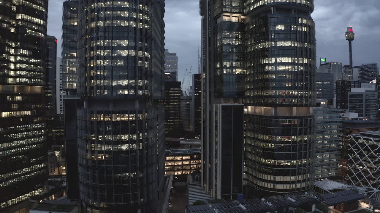 When night comes the city doesn't sleep