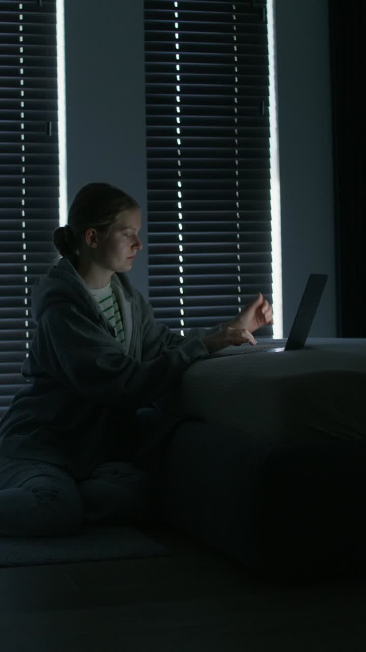 Ragazza adolescente che lavora a tarda notte al laptop