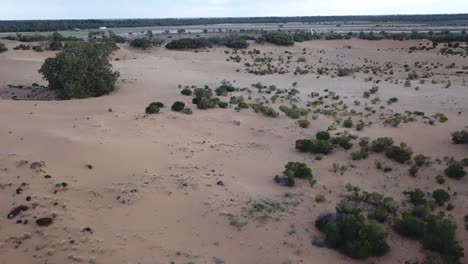 Outdoor-Naturdrohnenantenne-über-Sandhügeln,-Die-Von-Kühl-Zu-Warm-Wechseln