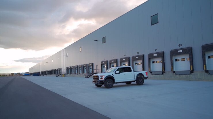 Pick-up Ford Raptor in stile cinematografico al crepuscolo di un tramonto caldo e colorato in Alberta, Canada