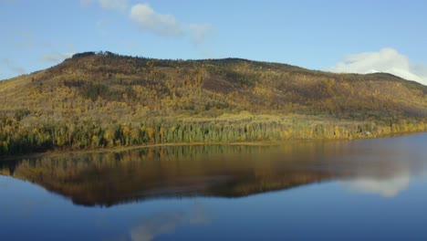 Eine-Bewegte-Luftdrohnenaufnahme-Des-Seymour-Lake-Im-Smithers-Gebiet-Im-Norden-Von-British-Columbia-Während-Der-Herbstmonate