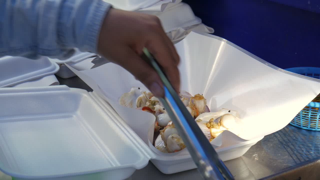 embalaje de vieiras frescas cocidas en contenedores de alimentos listos para servir