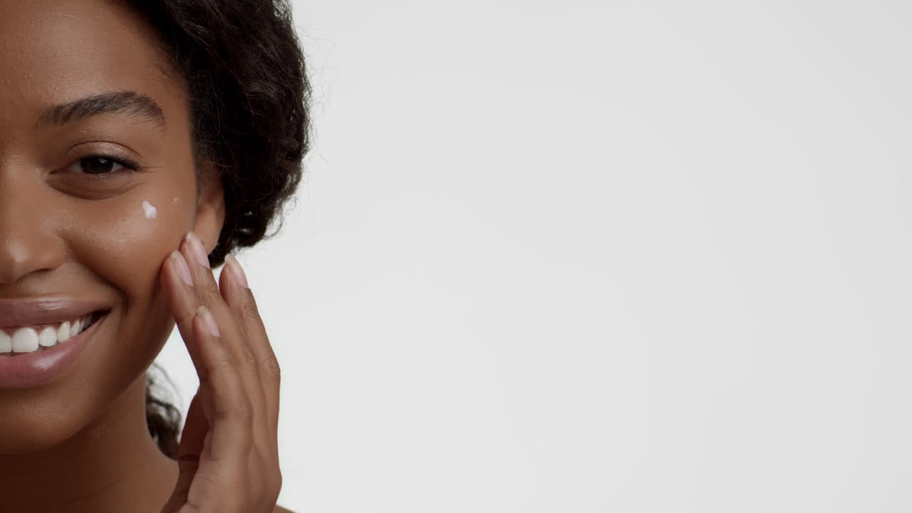 Donna che applica la crema per il viso