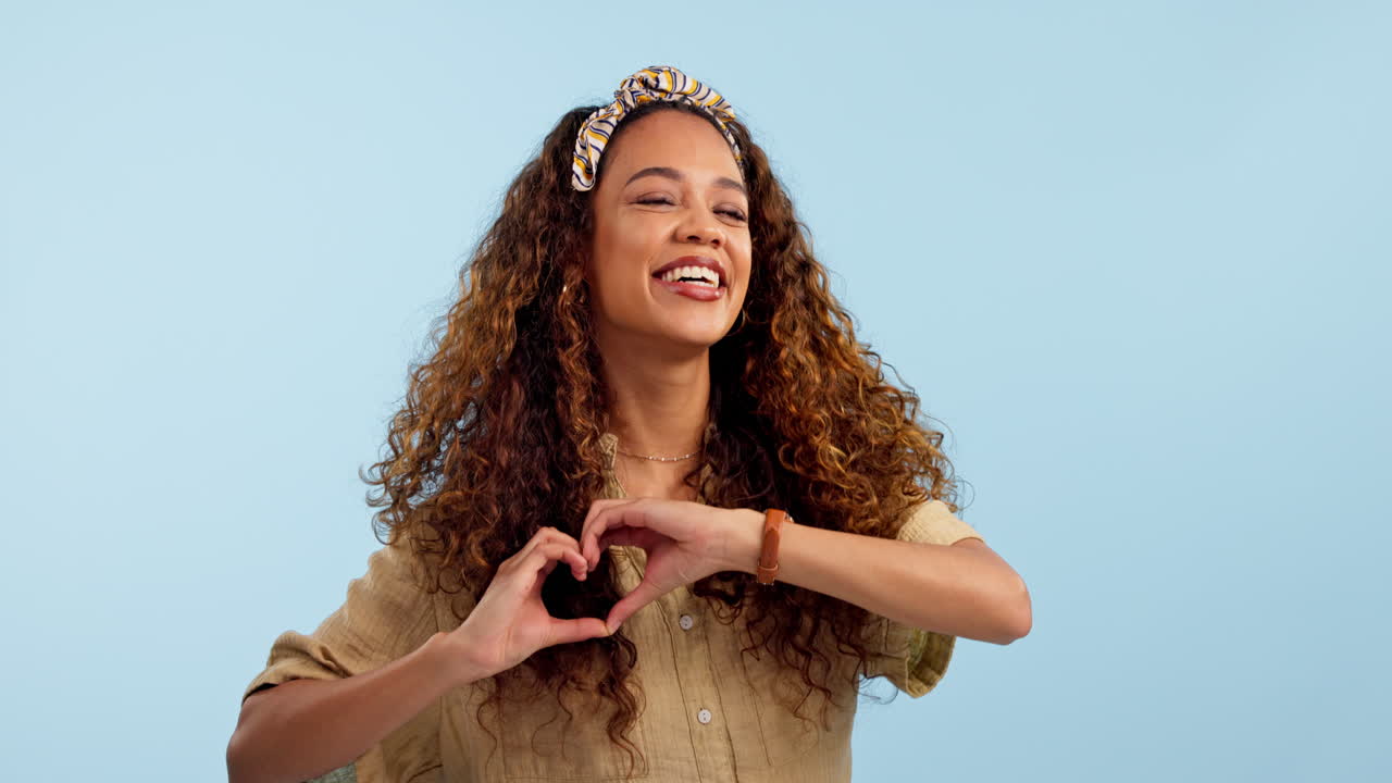 rostro, corazón y manos de una mujer feliz en el estudio
