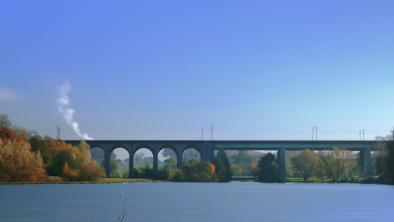 느린 확대로 호수와 철교의 저속 촬영