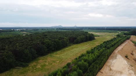 Waldlandschaft-Und-Steinbruchgebiet,-Luftdrohnenansicht