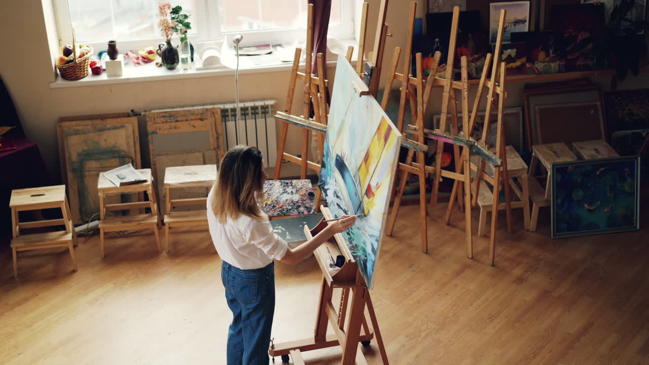 Kvinde maler i kunststudie