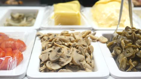 preparación de alimentos en un restaurante de autoservicio