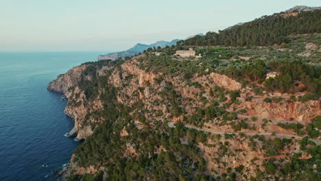 volando hacia las montañas desgarradas de port de soller en mallorca, españa