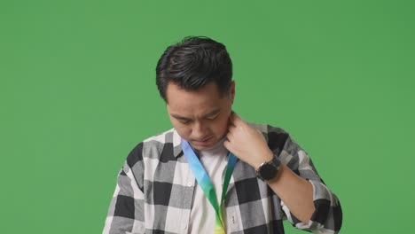 hombre con medalla de oro y cinta arco iris