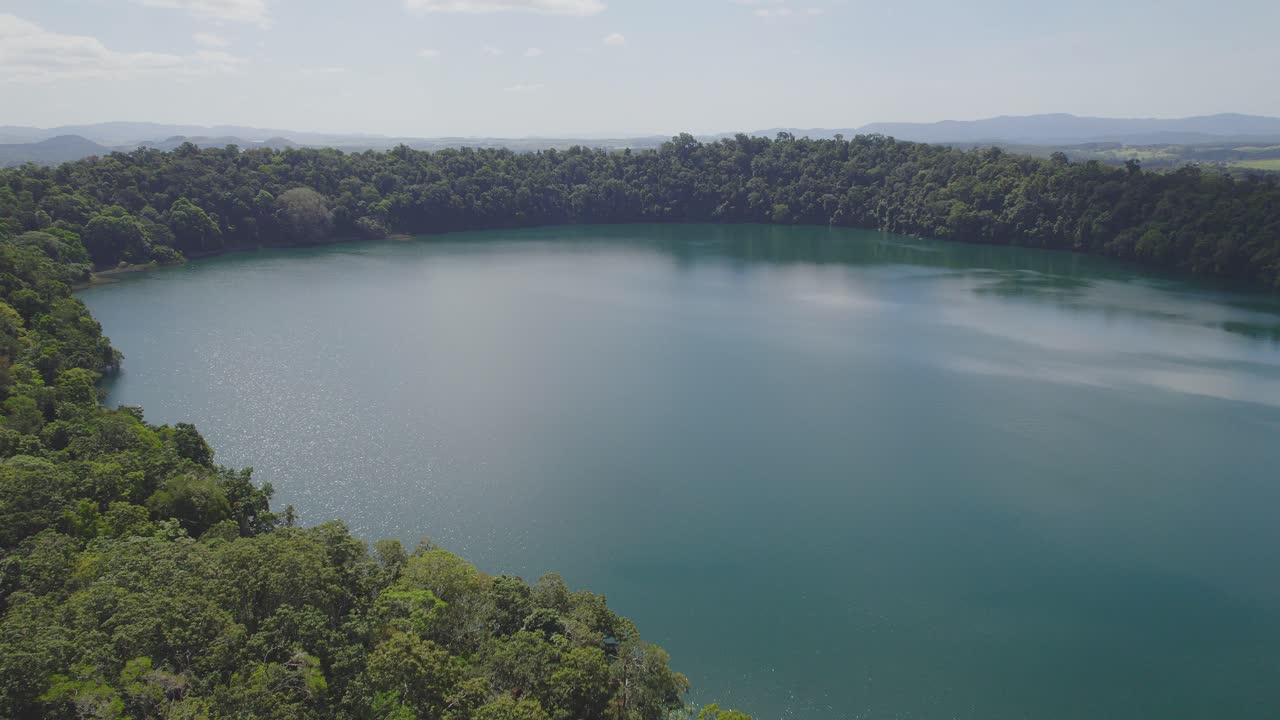 Pemandangan Indah Danau Eacham Dengan Air Tenang Dan Vegetasi Lebat Di Atherton Tableland, Queensland, Australia - tangkapan drone