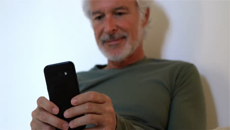 hombre mayor usando teléfono móvil en el dormitorio 4k