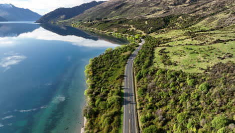 Camino-A-Queenstown-Desde-El-Campamento-Gratuito-De-Kingston-Cerca-Del-Lago-Wakatipu,-Isla-Del-Sur,-Nueva-Zelanda