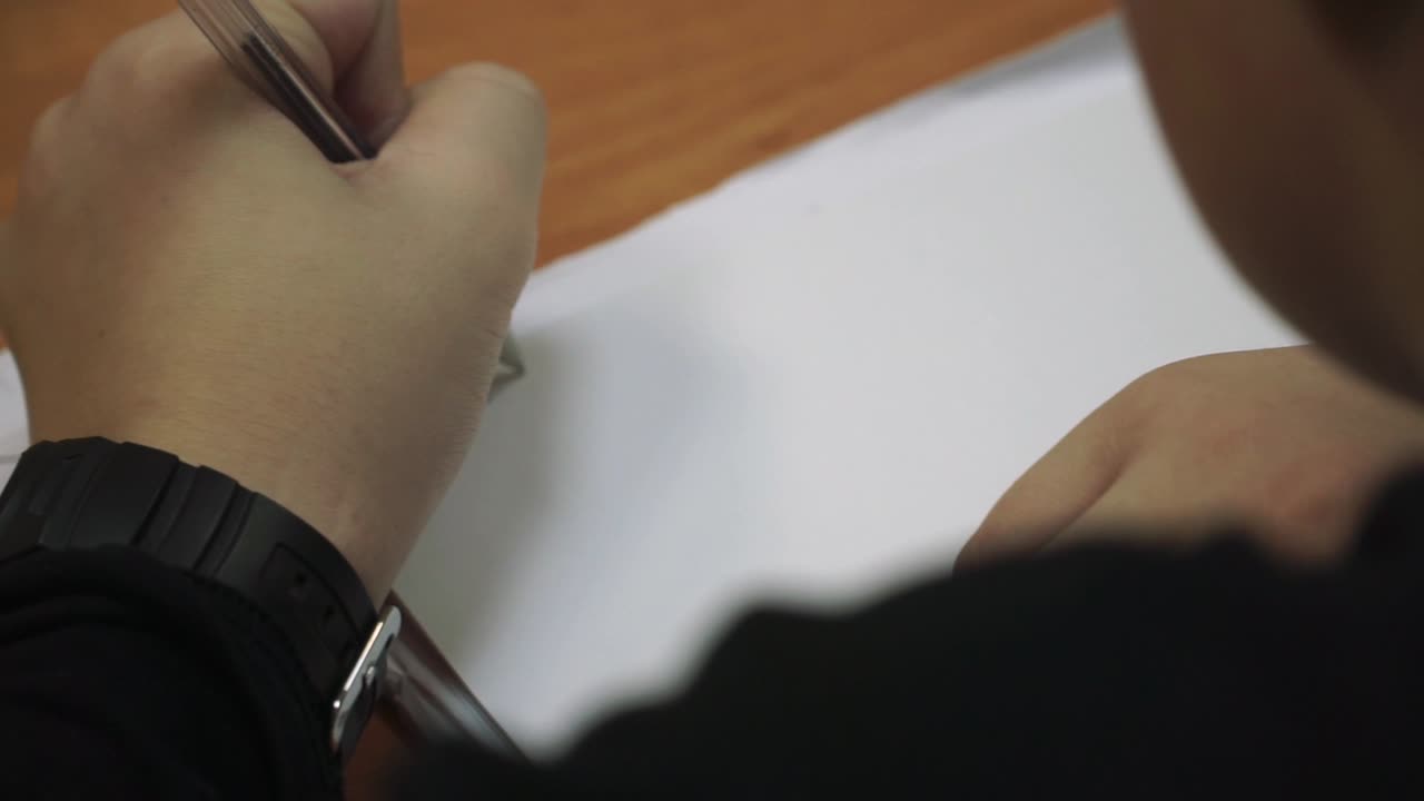 종이에 글을 쓰는 사람