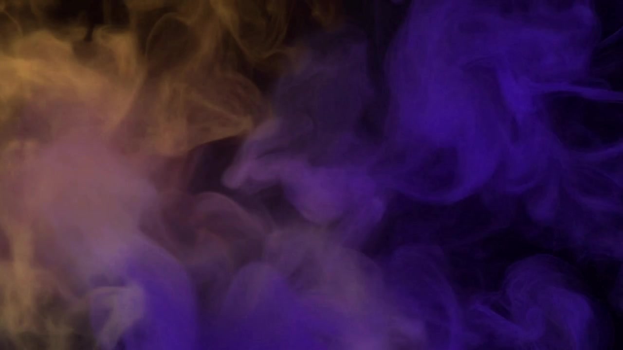 Nuvole astratte di inchiostro arancione e viola che turbinano nell'acqua