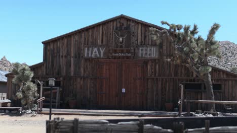 antiguo granero de alimentación de heno de madera en la ciudad fantasma del desierto occidental en un caluroso día de verano