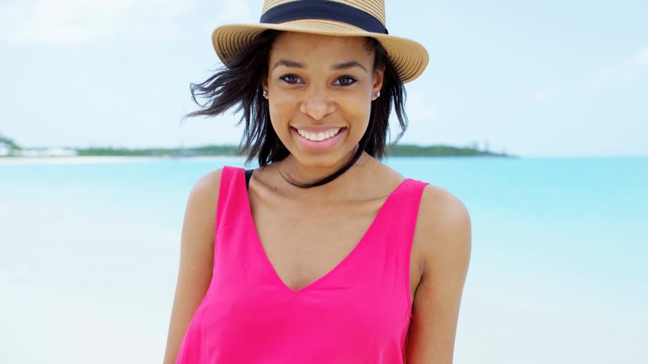 Ritratto di donna etnica in un resort per vacanze al mare.