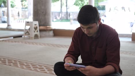 Muslim-using-phone