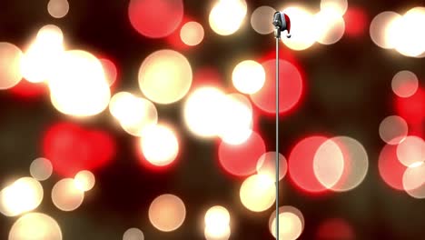 Animation-Eines-Rerto-Mikrofons-Mit-Weihnachtsmütze-über-Leuchtendem-Bokeh