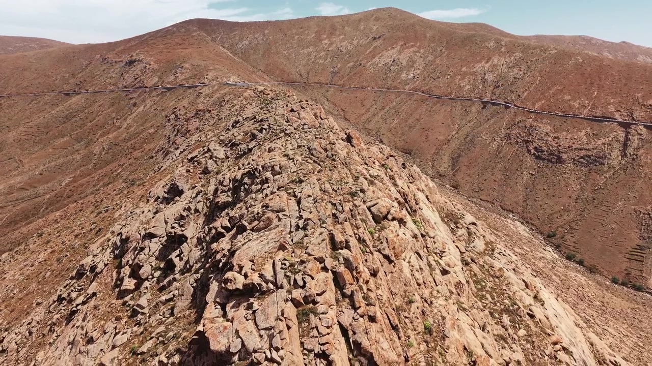 Veduta aerea di una catena montuosa aspra in un paesaggio arido