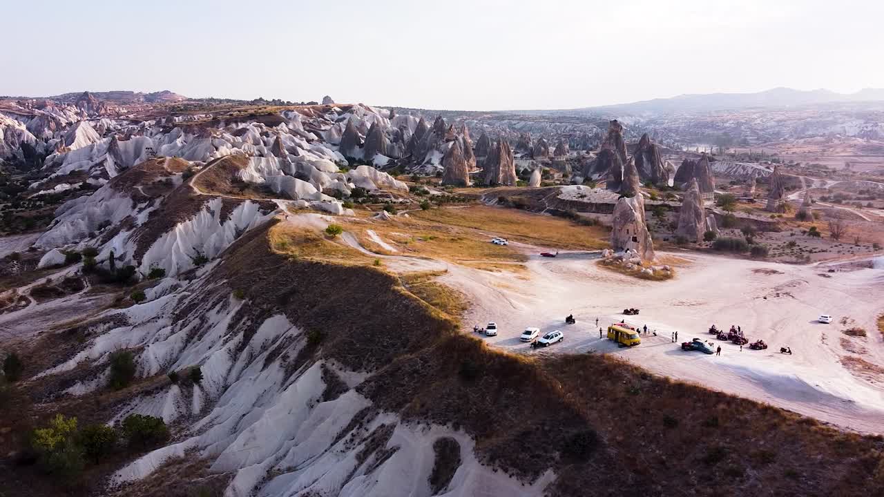 공중은 kizilcukur 계곡, 괴레메, 카파도키아에서 황금 시간 동안 옆으로 날고 있습니다.