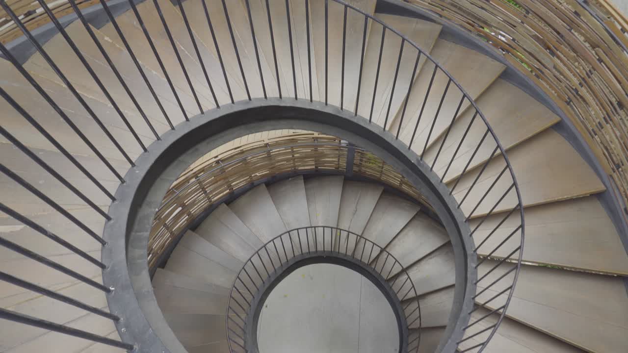 vista inclinada de la escalera en espiral de madera y acero.