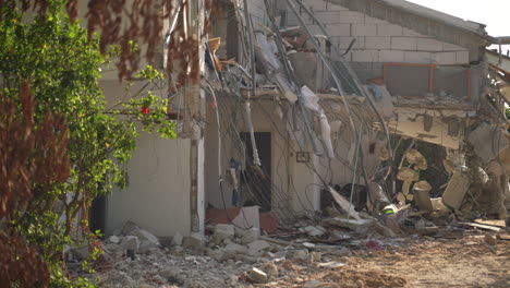casa en el kibutz be'eri cerca de la franja de gaza destruida durante un ataque con misiles