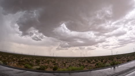 mirando por la ventana mientras conduce a través del desierto de mojave durante una lluvia