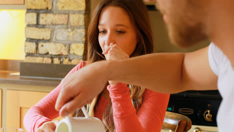 pareja tomando café en la mesa de comedor en la cocina 4k