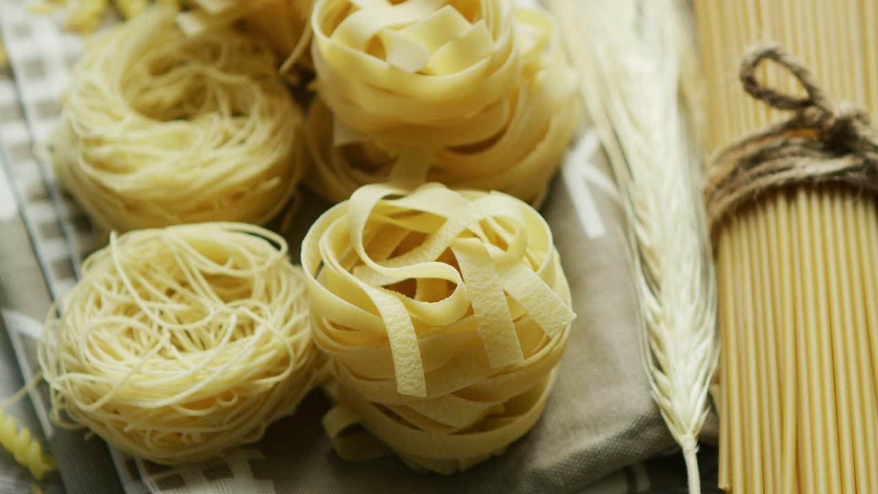 롤 모양의 스파게티