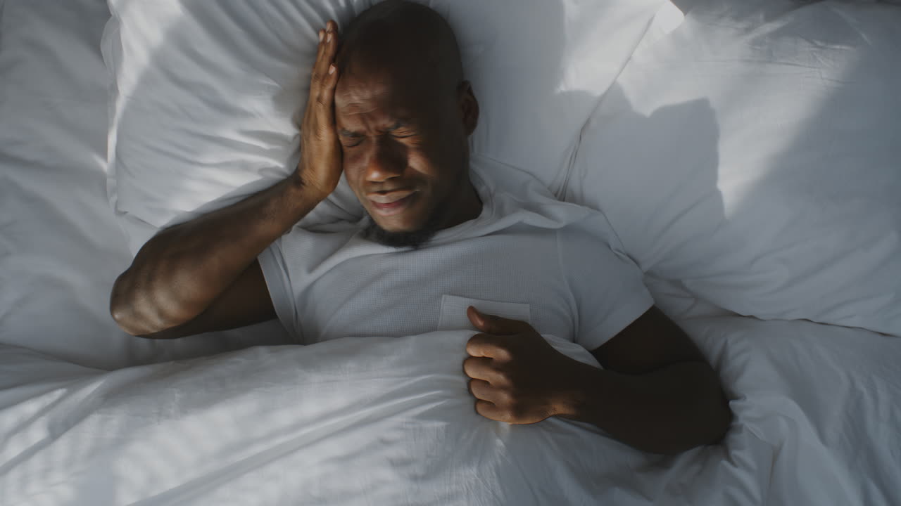 hombre durmiendo pacíficamente en la cama
