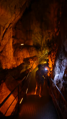 una mujer explorando una cueva.