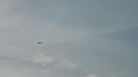 Flugzeug-Bewegt-Sich-über-Den-Blauen-Morgenhimmel