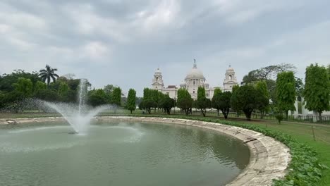 Panning-shot-of-Landscape-View-of-The-Victoria-Memorial-,-a-large-marble-building-in-Central-Kolkata