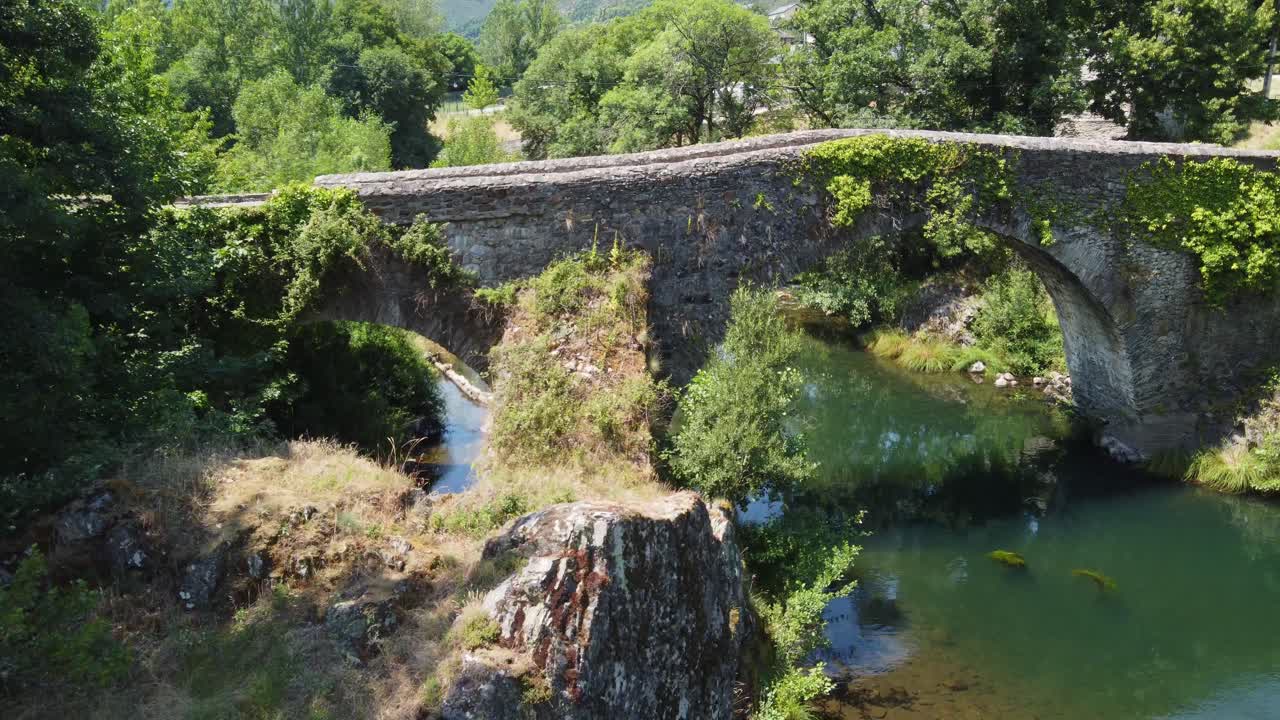 vuelo sobre un antiguo puente ferroviario y un antiguo puente de la época romana en españa