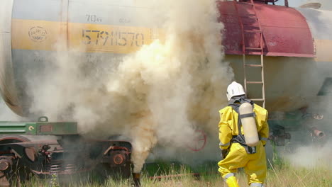 feuerwehrmann reagiert auf einen tankerbrand