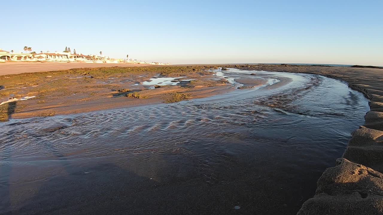 marea baja convierte el agua de mar en un río que fluye desde la playa hasta el mar, golfo de california, punto rocoso, puerto peñasco, méxico