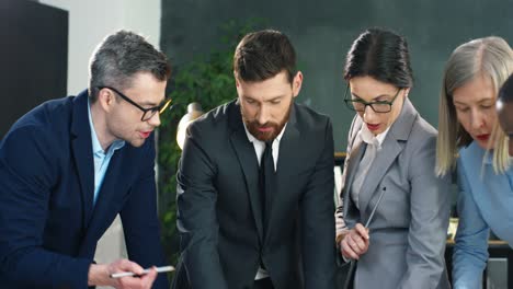 grupo multiétnico de empresarios y oficinistas hablando e intercambiando ideas juntos en la oficina