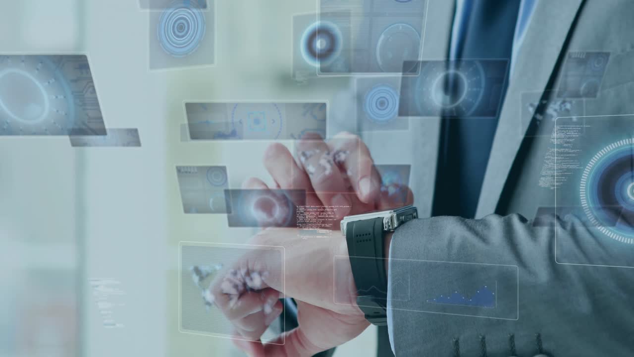 animación del escaneo del alcance y el procesamiento de datos en las pantallas sobre el hombre de negocios que revisa el teléfono inteligente